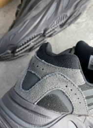 Кроссовки Adidas Yeezy 700 V2 Vanta Black живое фото 4